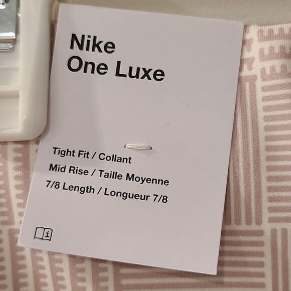 NWT Nike One Luxe Women's Leggings - Picture 4 of 5